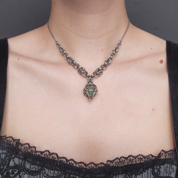 Gothic chunky silver choker necklace ✦ Green caged pearl chainmaille necklace - Picture 1 of 8